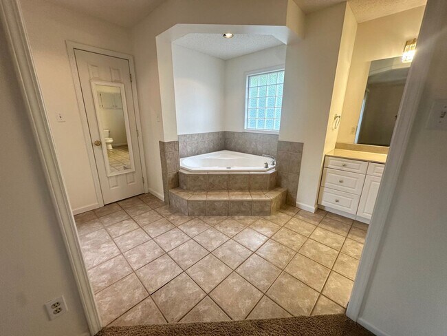 Building Photo - 4 bedroom, 2 1/2 bath