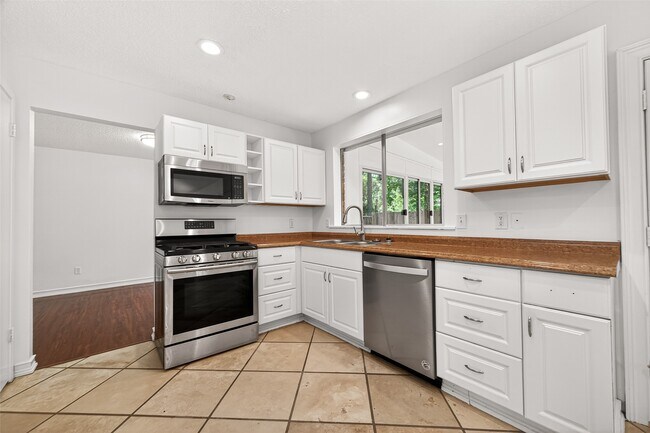 Building Photo - 42 Rockridge Dr