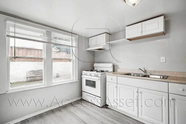 Primary Photo - 242 N Chestnut St
