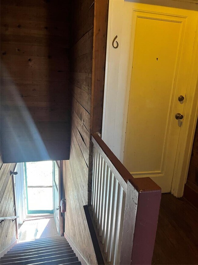 Building Photo - 703 W 11th St