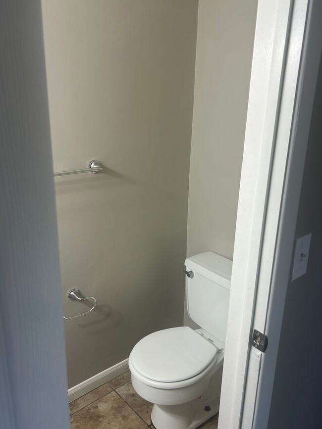 Building Photo - AVAILABLE NOW! Beautiful 3 Bedroom Home in...