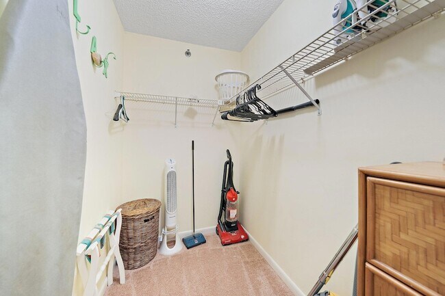 Building Photo - 275 Palm Ave