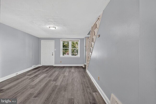Building Photo - 331 W 21st St