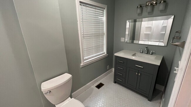 Building Photo - Renovated larg single family home! 2,200+ sf