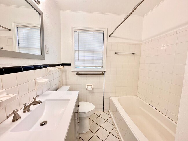 Building Photo - For Rent – Charming NW OKC Home with Solar Panels & Huge Backyard - Move in Deposit-Free (If Qual...