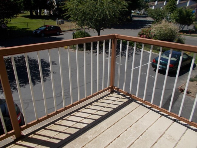 Building Photo - 2BR 1 BA Kirkland Condo! Finn Hill/Juanita Area!
