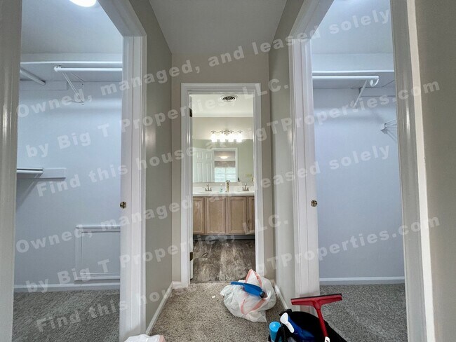 Building Photo - Large 4 bedroom 2.5 bath 2 car garage hous...