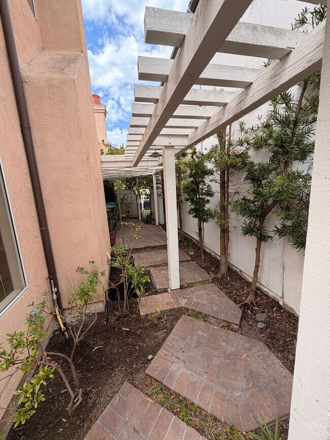 Building Photo - Beautiful 3 Bedroom, 2.5 Bathroom Newport ...