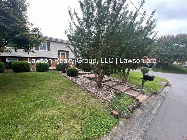 Building Photo - Beautiful Cave Spring Split Level with Bac...