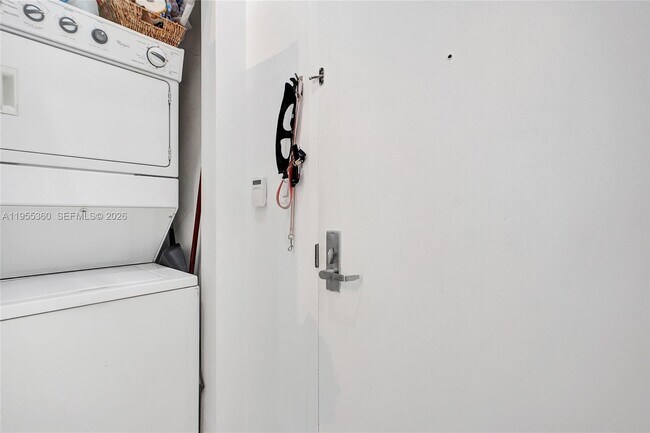 Building Photo - 495 Brickell Ave