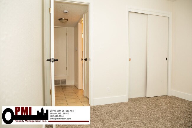 Building Photo - 2 Bedroom and 1 Bathroom Apartment