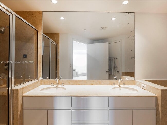 Building Photo - 848 Brickell Key Dr