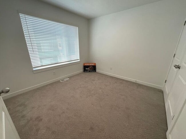 Building Photo - 4 Bedroom 3 Bath 2200 Sq ft Home 2 Car Garage.