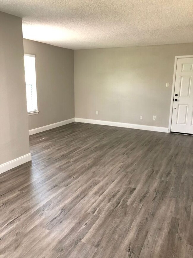 Building Photo - LIKE NEW!!!! 2 Bedroom/2 Bath Condo!! Avai...