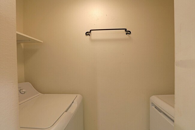 Building Photo - Parkwoods 1570-3