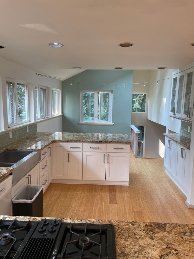 Building Photo - Mercer Island Beauty 4bed/2.5bath Home