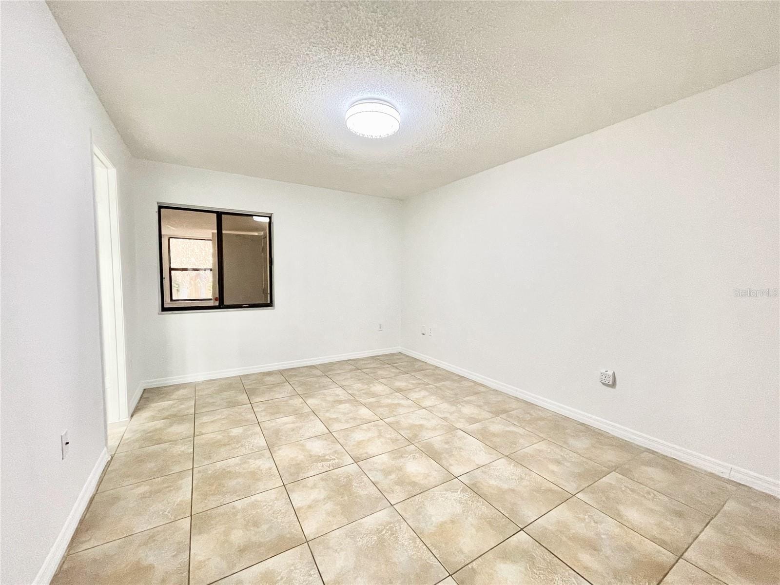 Building Photo - 9816 River Crest Ct