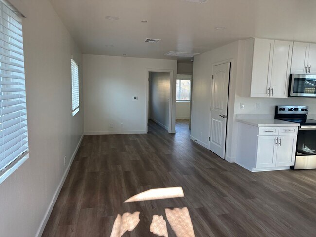 Building Photo - 928 W Perdew Ave