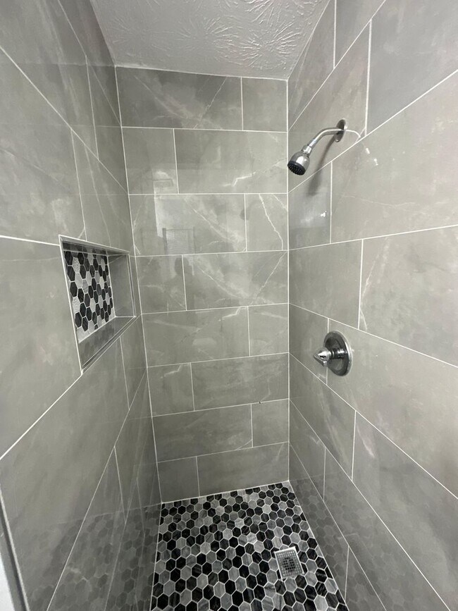 Building Photo - Fully Renovated 3/2 Available for Immediat...