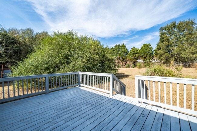 Building Photo - Hidden Gem with Tons of Space and Modern U...