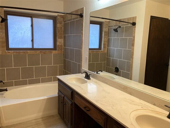 Building Photo - 405 Rhoades Ct