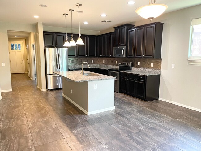 Building Photo - Beautiful 4 Bedroom Single Level Home Loca...