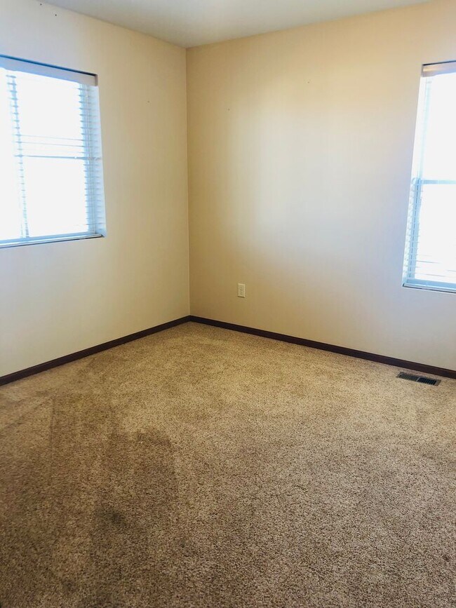 Building Photo - 21 &amp; 23 Hanfield Court