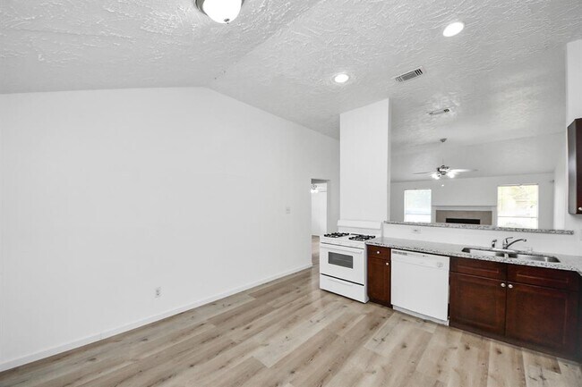 Building Photo - 20214 Apache Gardens Ln