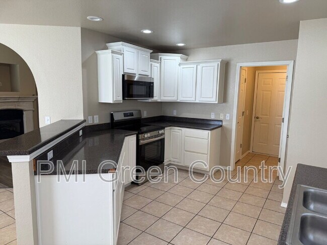 Building Photo - 402 W 125th St S