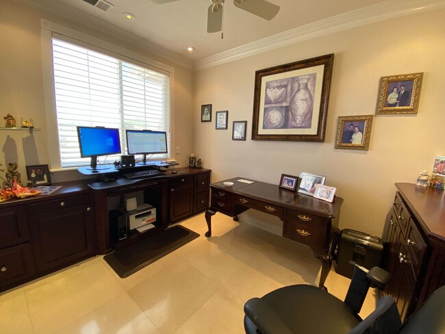 Building Photo - Gorgeous, Luxury and Furnished 3 bed 3 bat...
