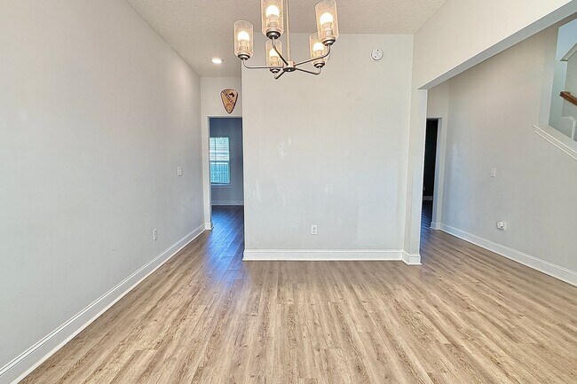 Building Photo - AVAILABLE NOW! (Pet Friendly)