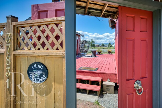 Building Photo - *NEW PRICE!* Quirky Fun Waterfront Escape