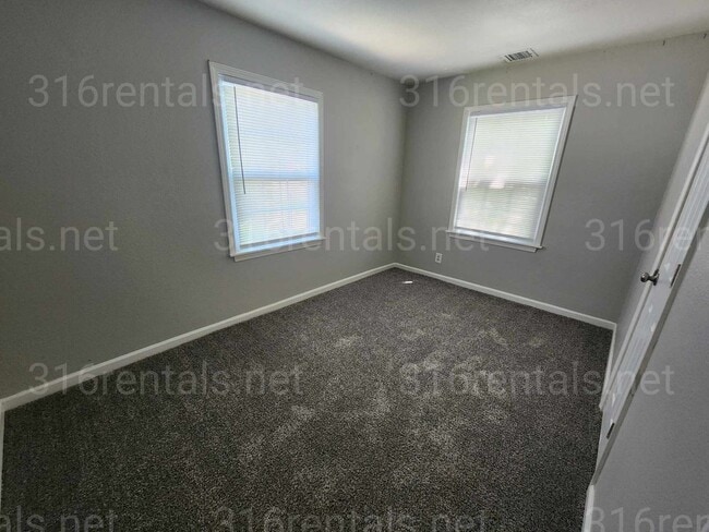 Building Photo - $1095 - 3 bedroom / 1 bathroom - Single Fa...