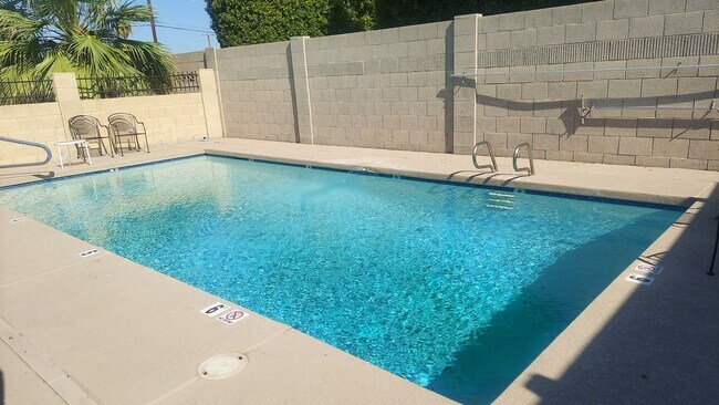 Building Photo - BEAUTIFUL TOWNHOUSE IN GATED COMMUNITY!