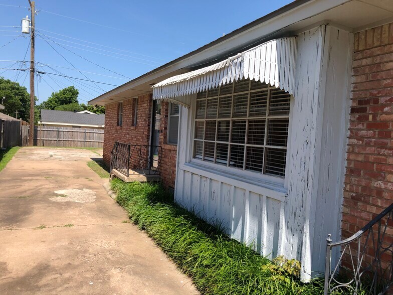 Building Photo - 3615 N Drexel Blvd
