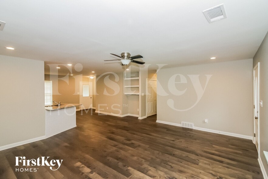 Building Photo - 6301 Green Grove Dr