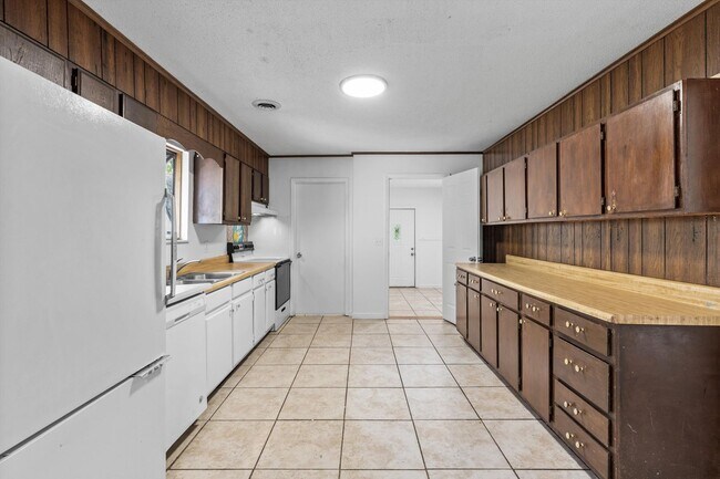 Building Photo - 2205 Island Blvd