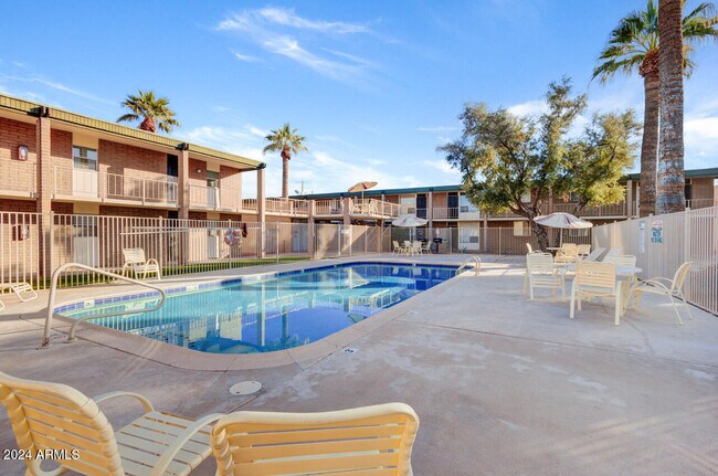 Primary Photo - 3737 E Turney Ave