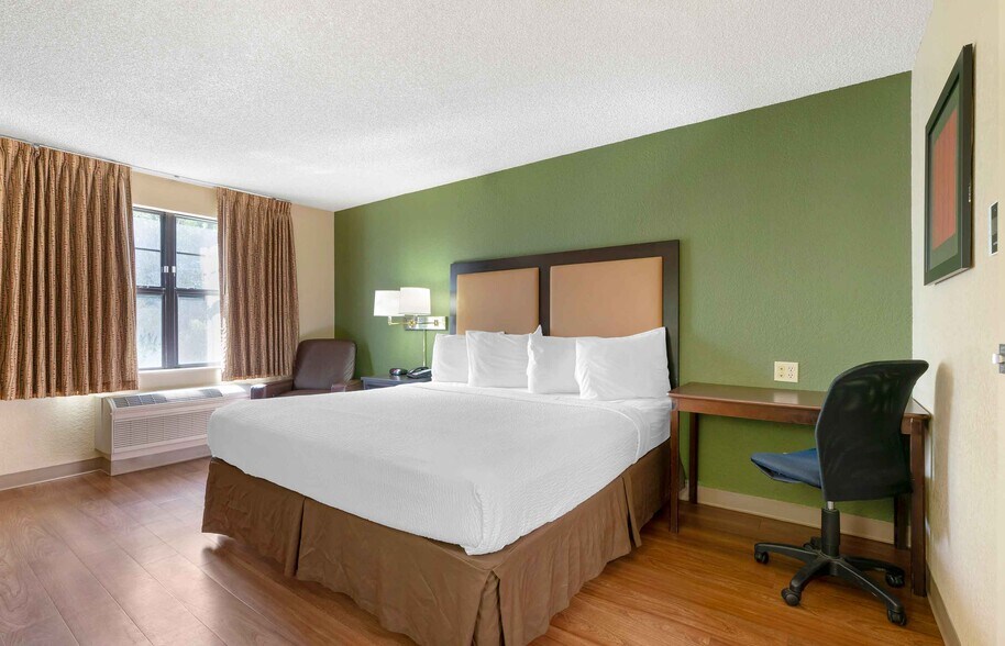 Building Photo - Furnished Studio-Santa Rosa - North