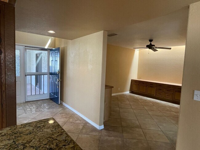 Building Photo - Desirable Windsor Beach Condo! Unfurnished...