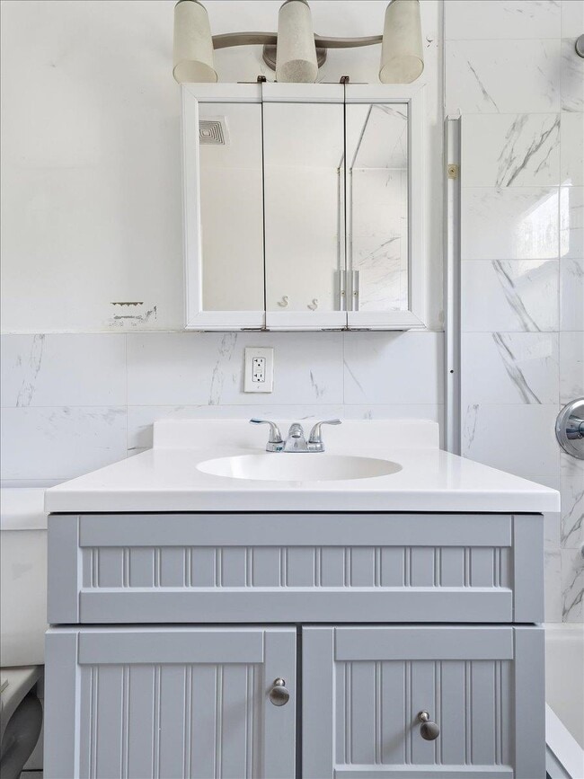 Building Photo - 648 Fairview Ave