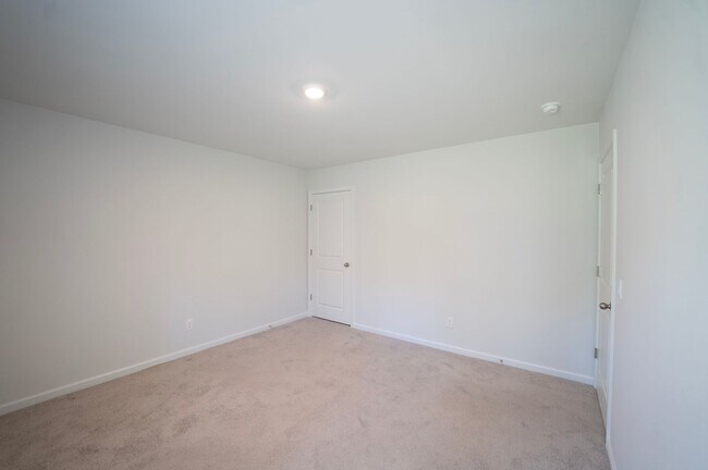 Building Photo - AVAILABLE NOW!