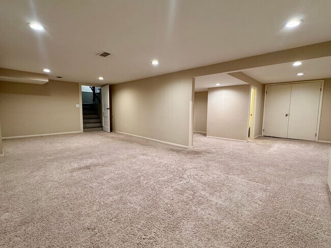 Building Photo - Rare lease opportunity in Leawood + Spacio...