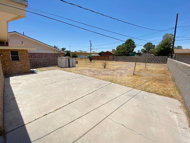 Building Photo - East El Paso 3 bed Refrig A/C