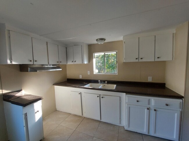 Building Photo - 119 E Woods Ct