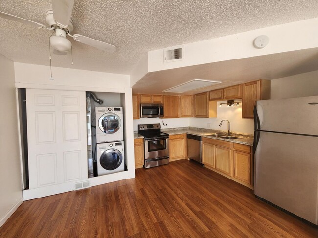 Building Photo - Cozy Split-level Condo with a Private Balcony!