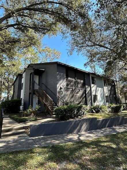 Building Photo - 220 Riverbend Dr