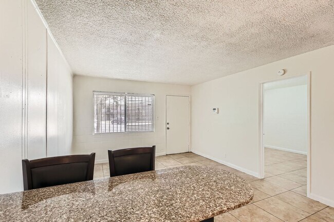 Building Photo - 1 Bedroom 1 Bathroom Condo Minutes from Th...