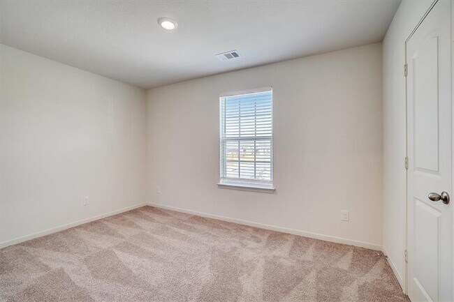 Building Photo - 221 Cres Park Dr