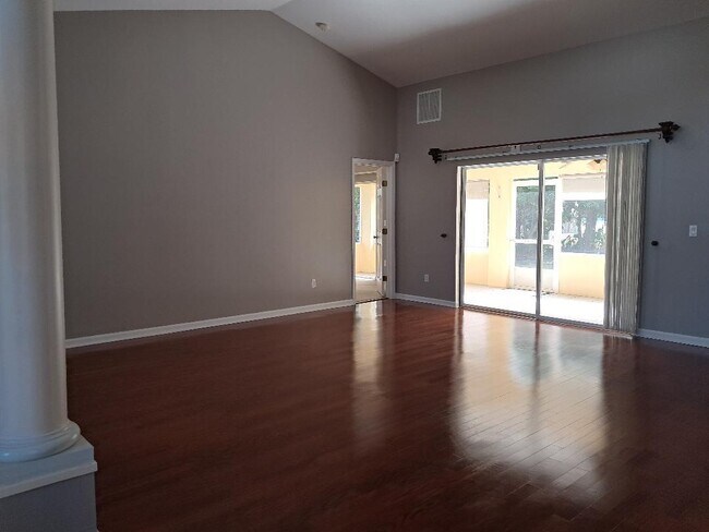 Building Photo - 242 SW Amesbury Ave